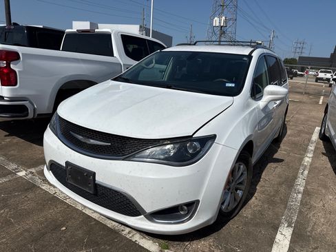 Used 2018 Chrysler Pacifica Touring-L FWD image 4