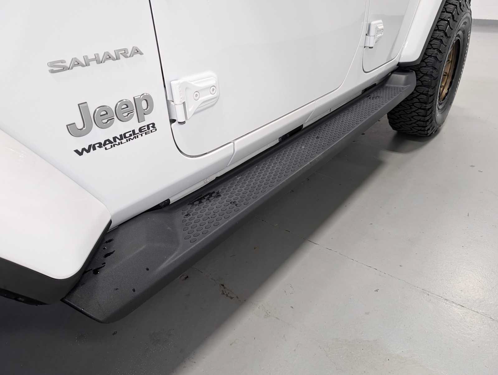 Used 2022 Jeep Wrangler Unlimited Sahara AWD/4WD image 12