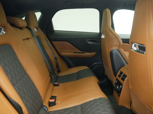 Used 2019 Jaguar F-PACE SVR image 34