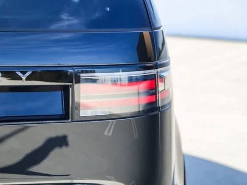 New 2025 Land Rover Discovery Dynamic SE image 7