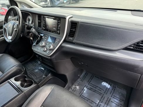 Used 2020 Toyota Sienna SE w/ Nightshade Edition AWD/4WD image 17
