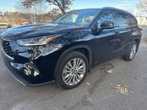 Used 2023 Toyota Highlander Platinum image 1