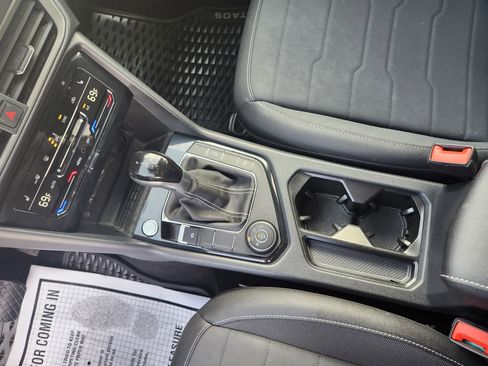 Certified 2025 Volkswagen Taos SE image 13