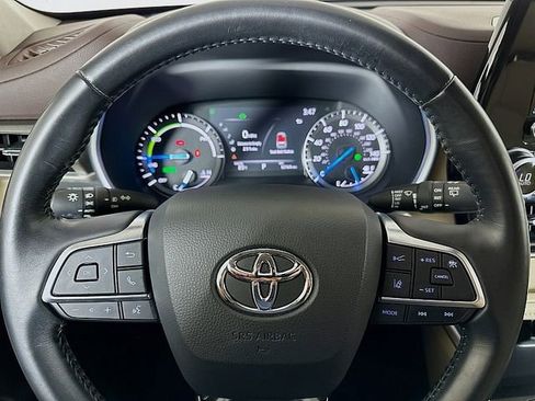 Used 2021 Toyota Highlander XLE AWD/4WD image 12