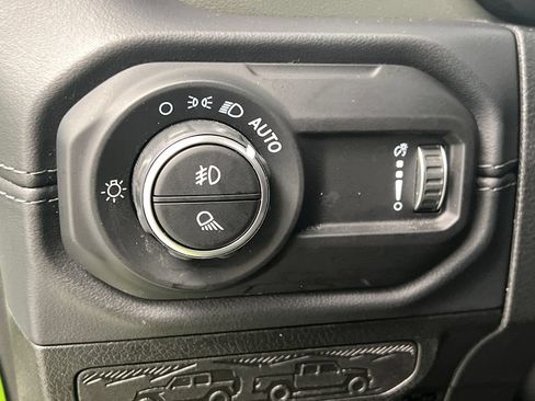 Used 2025 Jeep Gladiator Mojave w/ Convenience Group AWD/4WD image 39