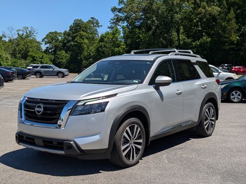 Used 2025 Nissan Pathfinder Platinum FWD image 5