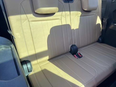 Used 2022 Volkswagen Tiguan SE R-Line image 8