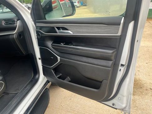Used 2024 Jeep Wagoneer L Series III w/ Flexible Seating Group AWD/4WD image 19