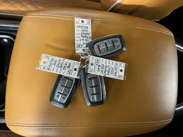 Used 2023 Chrysler Pacifica Pinnacle FWD image 25