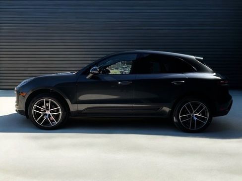 Certified 2025 Porsche Macan image 2