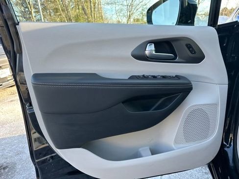 Used 2024 Chrysler Pacifica Touring-L image 13