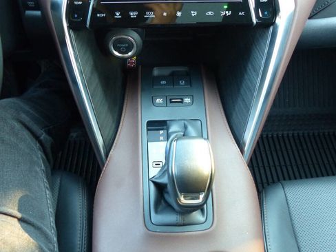 Used 2024 Toyota Venza Limited image 32