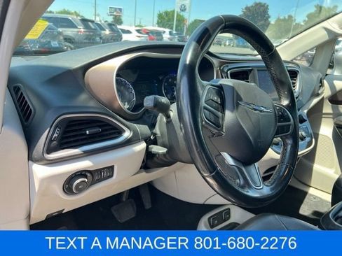 Used 2018 Chrysler Pacifica Touring-L FWD image 20