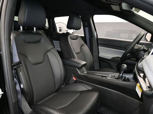 Used 2025 Jeep Compass Latitude image 36