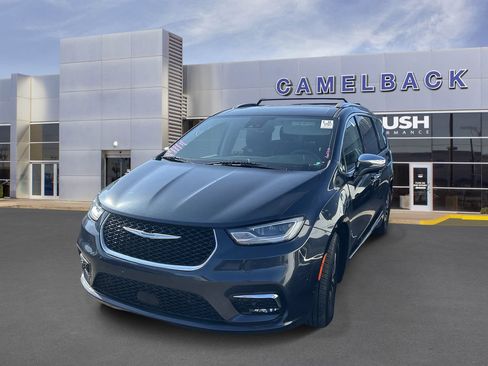 Used 2021 Chrysler Pacifica Limited w/ Uconnect Theater Family Group FWD image 2