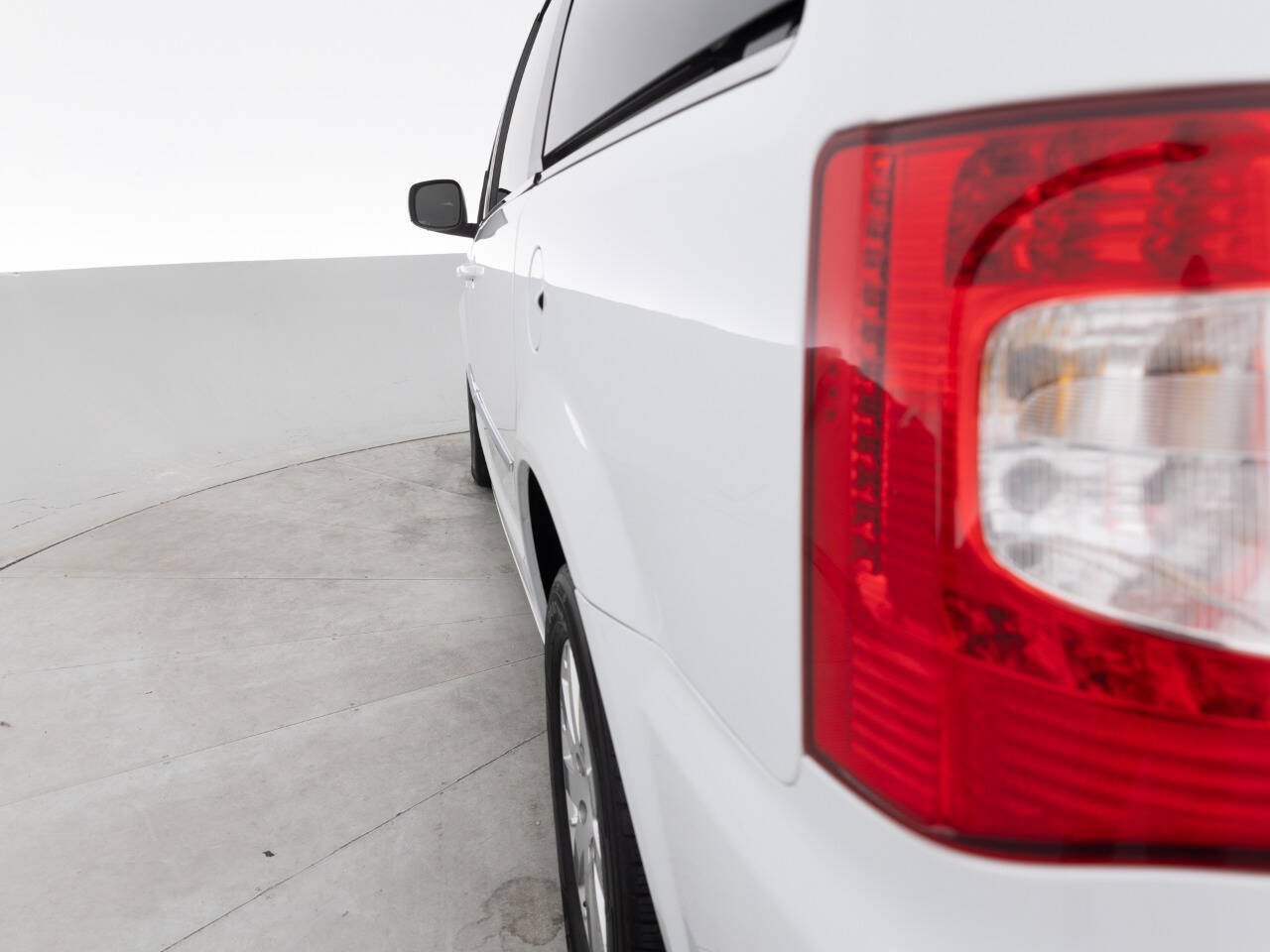 Used 2016 Chrysler Town & Country Touring FWD image 13
