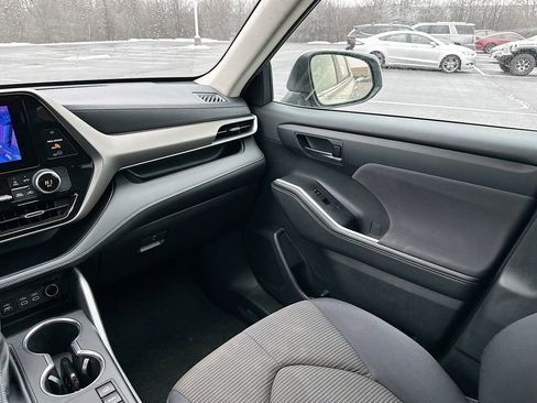 Used 2024 Toyota Highlander LE image 30