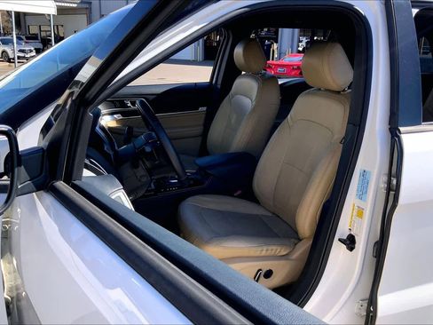 Used 2016 Ford Explorer Limited image 8