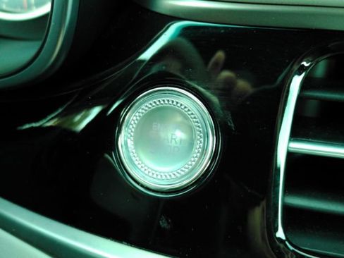 Used 2025 Genesis G70 2.5T image 43