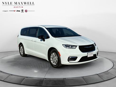 New 2026 Chrysler Pacifica Select FWD image 2