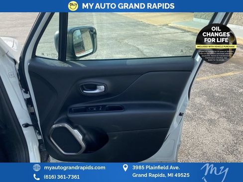 Used 2023 Jeep Renegade Latitude AWD/4WD image 21