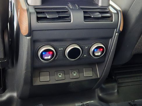 Used 2024 Land Rover Defender 110 X-Dynamic SE AWD/4WD image 16