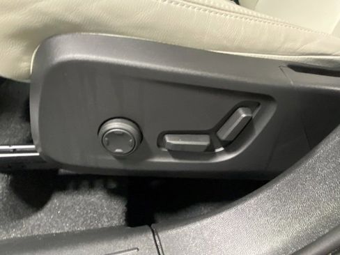 Certified 2024 Volvo XC40 B5 Plus w/ Protection Package Premier image 12