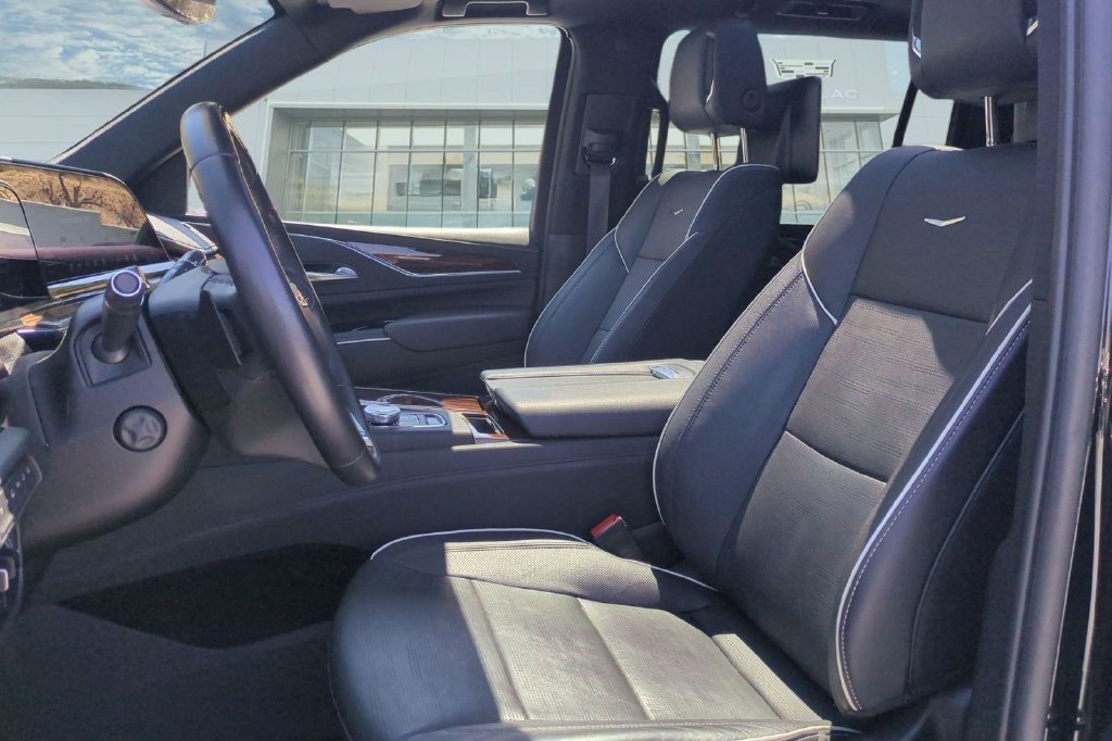Certified 2023 Cadillac Escalade ESV Premium Luxury w/ Performance Package AWD/4WD image 15