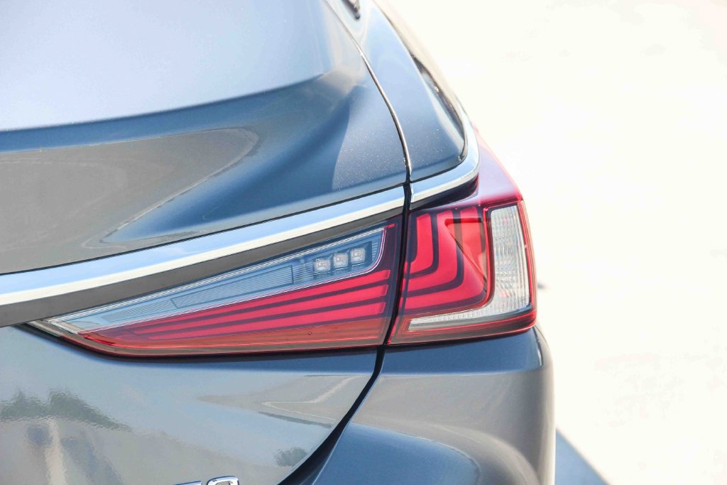Certified 2025 Lexus ES 350 w/ Premium Package FWD image 8