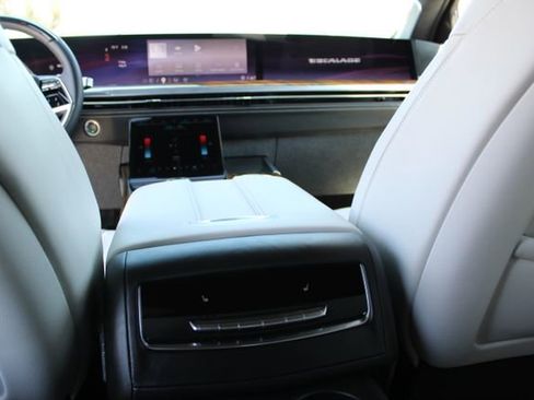Used 2025 Cadillac Escalade Sport Platinum AWD/4WD image 23