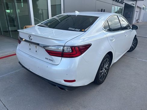 Used 2017 Lexus ES 350 w/ Luxury Package FWD image 2