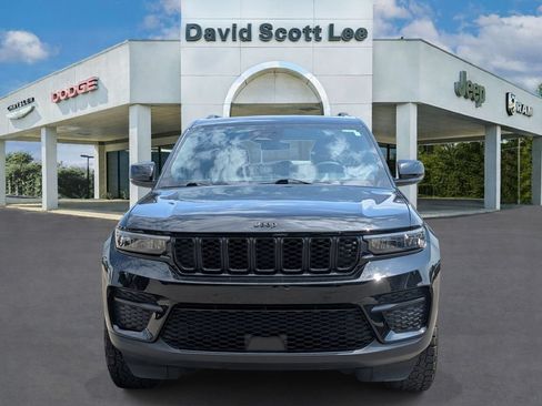 Used 2025 Jeep Grand Cherokee Altitude RWD image 2