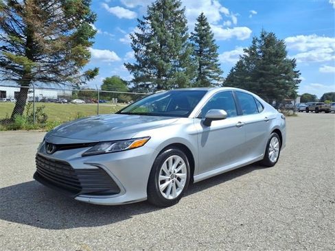 Used 2023 Toyota Camry LE image 3
