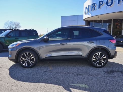 Used 2022 Ford Escape SE w/ SE Sport Appearance Package image 2