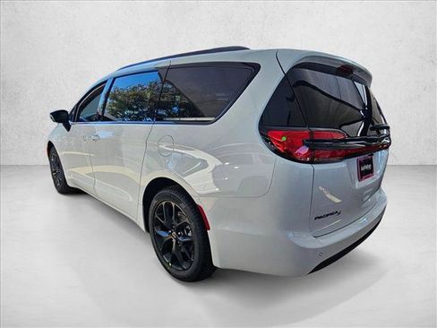 New 2026 Chrysler Pacifica Select image 8