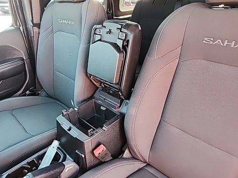 Used 2018 Jeep Wrangler Unlimited Sahara AWD/4WD image 20
