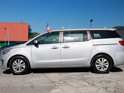 Used 2018 Kia Sedona L image 5