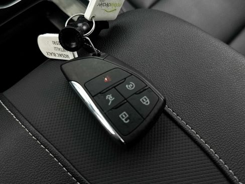Used 2024 Chevrolet Traverse RS FWD image 39