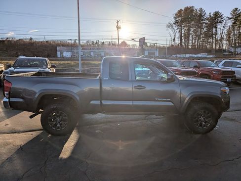 Used 2022 Toyota Tacoma SR5 w/ SR5 Appearance Package (SM) image 9