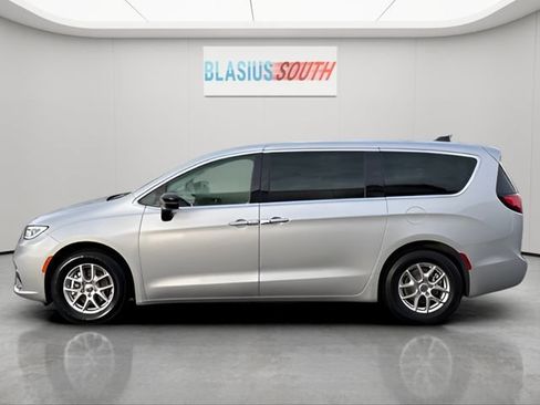 Used 2024 Chrysler Pacifica Touring-L FWD image 6