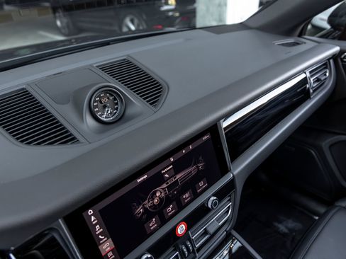 Certified 2026 Porsche Macan AWD/4WD image 36