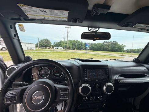 Used 2011 Jeep Wrangler Unlimited Sahara w/ Connectivity Group AWD/4WD image 11