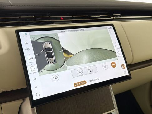 Certified 2025 Land Rover Range Rover SE image 15