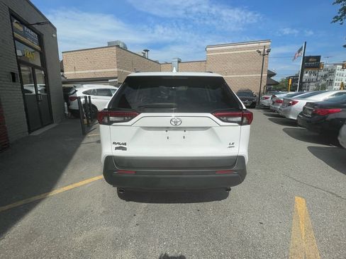 Used 2021 Toyota RAV4 LE AWD/4WD image 4