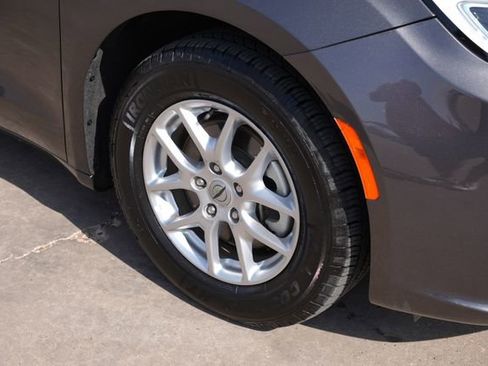 Used 2023 Chrysler Pacifica Touring-L FWD image 10