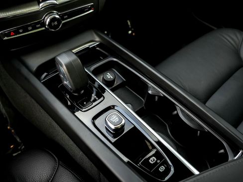 Used 2025 Volvo XC60 B5 Plus image 18