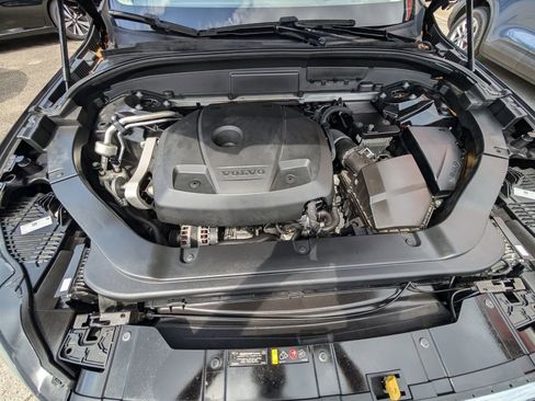 Used 2018 Volvo XC60 T5 Momentum w/ Convenience Package image 10