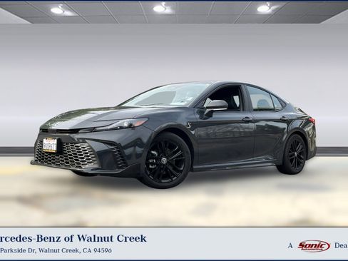 Used 2025 Toyota Camry SE image 1