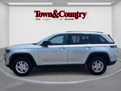Used 2023 Jeep Grand Cherokee Laredo AWD/4WD image 5