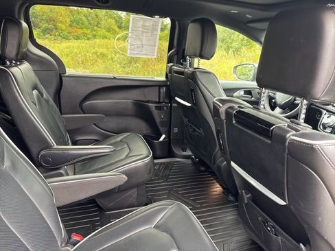 Used 2022 Chrysler Pacifica Limited w/ Uconnect Theater Family Group image 16